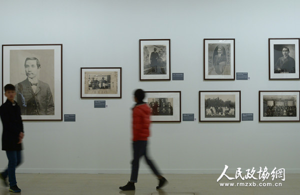 11月9日,，觀眾在參觀“天下為公大道行——紀(jì)念孫中山誕辰150周年大型館藏文物展”。文物展于11月8日在中國國家博物館開幕,。通過展出的326件館藏文物和珍貴歷史照片,，見證了孫中山先生為民族獨立、社會進(jìn)步,、人民幸福而披荊斬棘、奮斗不息的歷程,。本報記者 齊波 攝