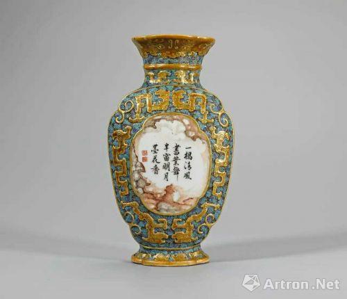 圖4 清乾隆 唐英制仿古銅青綠浮雕 夔龍開光石紋釉詩(shī)文壁瓶 中貿(mào)圣佳秋拍拍品 估價(jià)：160萬元至200萬元