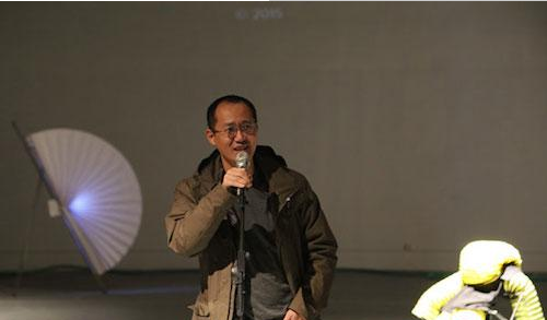 明當(dāng)代美術(shù)館館長(zhǎng)邱志杰在美術(shù)館展覽現(xiàn)場(chǎng)