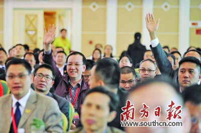 自由發(fā)言時間，政協(xié)委員爭先舉手“求發(fā)言”,。