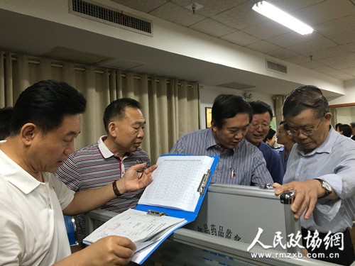 9月9日下午,，全國政協(xié)委員們在湖南省湘潭市食品藥品監(jiān)管局岳塘分局高新監(jiān)管所進(jìn)行考察。