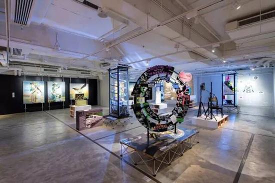 　　K11基金會在2016香港巴塞爾藝博會期間香港臨時展廳展出的《黑客空間》（Hack Space）,。圖片：Courtesy of the K11 Art Foundation