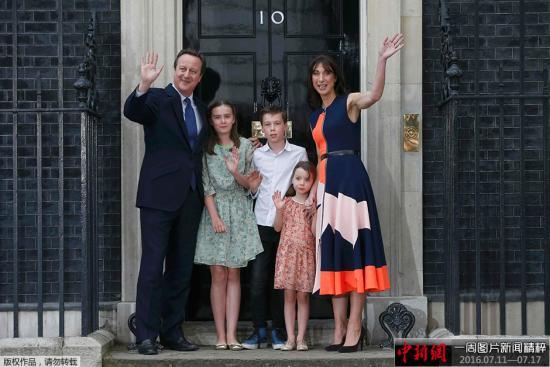 當(dāng)?shù)貢r(shí)間2016年7月13日,，英國倫敦，英國首相卡梅倫與夫人及三個(gè)孩子一同告別唐寧街十號(hào),?？穫惏l(fā)表告別演講，并與家人一起擁抱,、合影,。