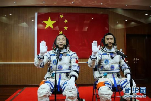 10月17日,，神舟十一號航天員出征儀式在酒泉衛(wèi)星發(fā)射中心舉行,。這是航天員景海鵬(左),、陳冬在出征前揮手。 新華社記者李剛攝 圖片來源：新華網(wǎng)