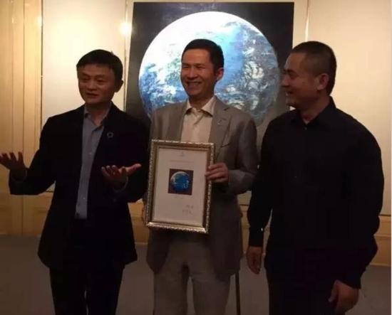 馬云,、錢(qián)峰雷和曾梵志在《藍(lán)色地球》拍賣(mài)現(xiàn)場(chǎng)