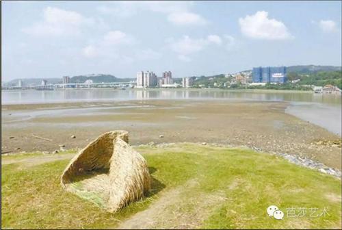 臺(tái)北市政府邀請(qǐng)意大利藝術(shù)家來(lái)臺(tái)參與“關(guān)渡國(guó)際自然裝置藝術(shù)季”,，和社子島居民一起創(chuàng)作《萬(wàn)物皆流轉(zhuǎn)》，卻最終遭遇臺(tái)風(fēng)“杜鵑”,，被臺(tái)北市水利處當(dāng)成垃圾鏟平,。