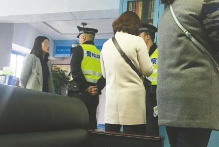  110巡警在現(xiàn)場(chǎng)了解情況,。