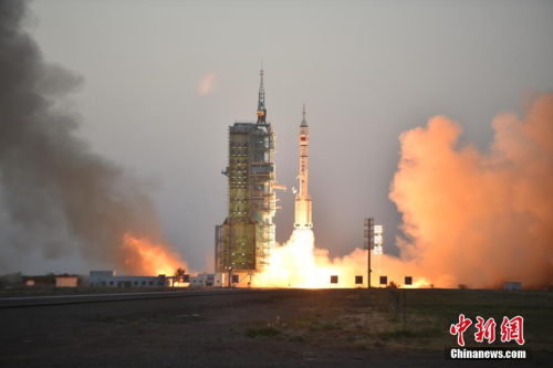 10月17日7時(shí)30分,，搭載神舟十一號(hào)載人飛船的長(zhǎng)征二號(hào)F 遙十一運(yùn)載火箭，在酒泉衛(wèi)星發(fā)射中心點(diǎn)火發(fā)射,，約575秒后神舟十一號(hào)載人飛船與火箭成功分離,，進(jìn)入預(yù)定軌道，順利將景海鵬,、陳冬2名航天員送入太空,，飛行乘組狀態(tài)良好，發(fā)射取得圓滿成功,。付毅飛 攝