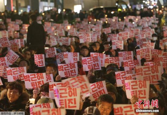 當地時間2016年11月16日,，韓國首爾,，當地民眾再次舉行燭光游行，要求總統樸槿惠下臺,。