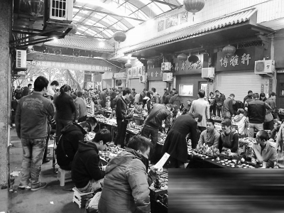 隨著壽山石市場(chǎng)進(jìn)入低谷,，周末地?cái)偵弦酝欠N摩肩接踵的盛況也很少看到了