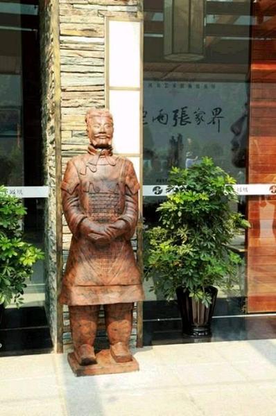 守護秦始皇的戰(zhàn)士一定武功蓋世,，所以請兩位來看門，好像沒什么不對的啊,?？纯茨俏毁父珀柟饷髅牡挠e表情和手勢，轉(zhuǎn)業(yè)以后干的很開心呢,。