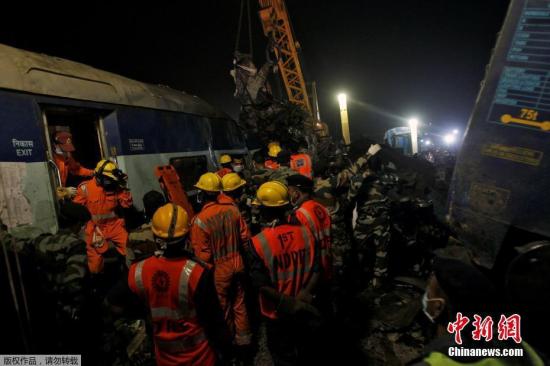 當(dāng)?shù)貢r(shí)間11月20日，印度北部發(fā)生快速列車出軌事件,，目前已經(jīng)造成至少120人喪生和超過200人受傷,，這也是印度老舊鐵路系統(tǒng)近年最嚴(yán)重災(zāi)難，救難人員還在列車殘骸中搜尋生還者,。
