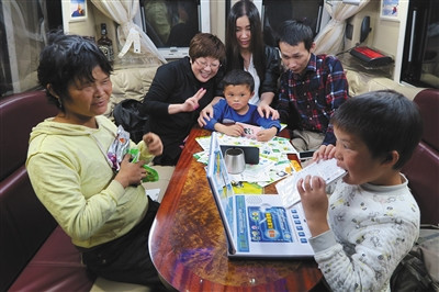 浙江張老板開來了一輛奔馳房車，范小勤和張老板的家人玩鬧,。