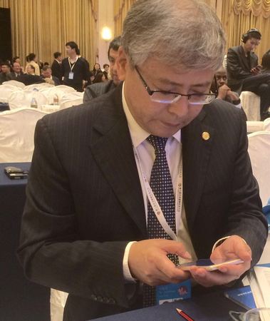 應(yīng)邀出席第九屆全球健康大會(huì)之“市長論壇”的寧夏回族自治區(qū)銀川市市委常委,、副市長畢俊生在會(huì)上認(rèn)真記錄。     梓涵    攝