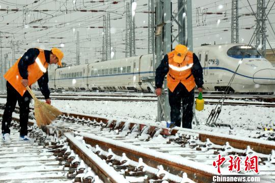 圖為鐵路工作人員進(jìn)行鐵軌防凍除雪工作,。　王曙天　攝