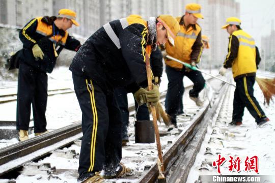 為確保隴海線客運(yùn)安全暢通西安西站全力進(jìn)行鐵軌防凍除雪工作,。　鐘翰林　攝