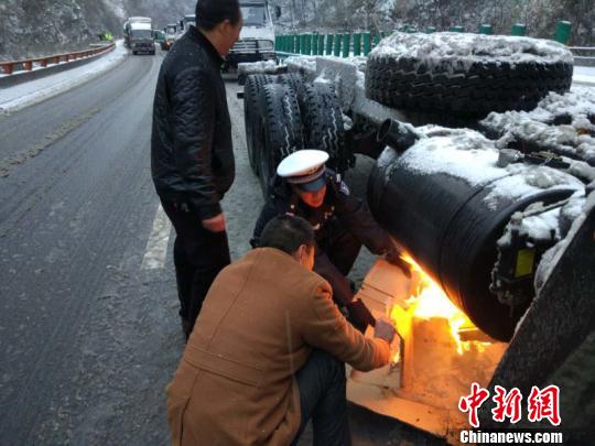 圖為高速交警對滯留車輛進行救助,?！∥靼步痪咚俅箨牴﹫D 攝