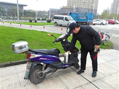 11月20日,，陳思騎電動車巡江,。由于每次出去就是一整天,，他都會自備一個水壺,。