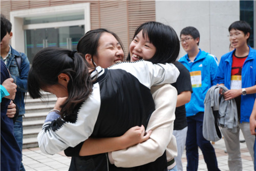  10月16日,，湖北大學(xué)“迷馬”挑戰(zhàn)后，挑戰(zhàn)者高興地抱在一起,，友情在“迷馬”挑戰(zhàn)現(xiàn)場綻放,。章雪妮／攝