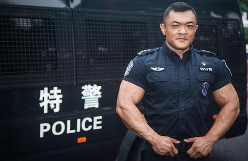 后來曲祖毅參加健美大賽,，也練就了一身異于常人的肌肉,。他提倡的健身也帶動(dòng)了在南山機(jī)訓(xùn)大隊(duì)的同事們。圖為曲祖毅,。 - 副本