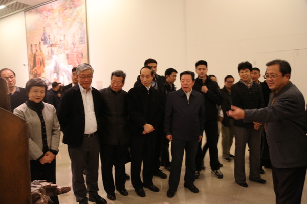 11月20日領(lǐng)導(dǎo)及嘉賓參觀“中華史詩美術(shù)大展”,，馮遠介紹情況,。