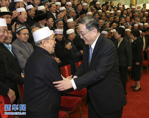 11月28日,，中共中央政治局常委、全國政協(xié)主席俞正聲在北京人民大會堂會見中國伊斯蘭教協(xié)會新一屆領(lǐng)導(dǎo)班子成員,，并與出席中國伊斯蘭教第十次全國代表會議的代表合影留念,。新華社記者 龐興雷 攝