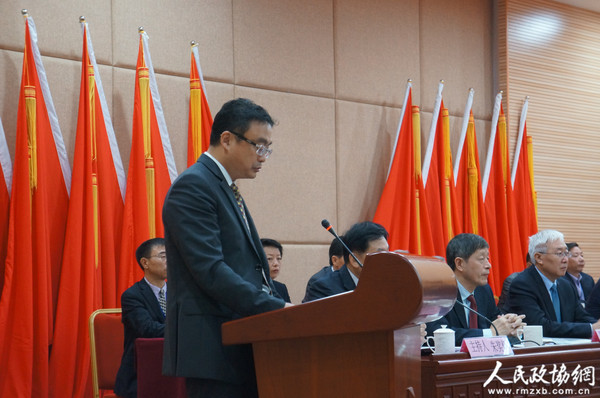 福建省政協(xié)常委、副秘書長,、民盟福建省委副主委劉泓致賀詞,。4_副本