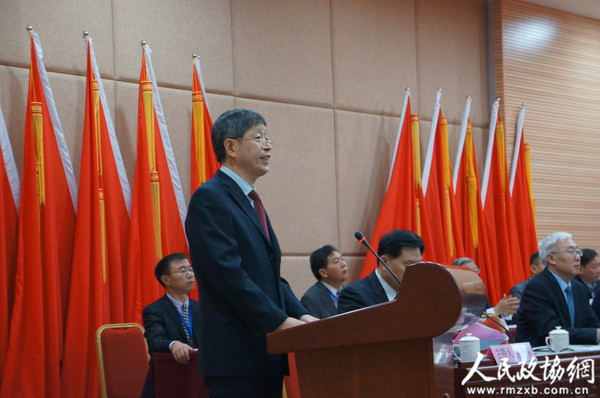 會(huì)上,，大會(huì)主席團(tuán)主席、民盟廈門市第十二屆主委陳昌生致開幕詞,。2_副本