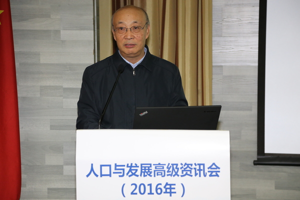 二、11月26號下午,，中國人民大學(xué)教授翟振武在人口與發(fā)展高級資訊會上闡述《我國人口態(tài)勢與中長期發(fā)展趨勢》,。王克明  攝