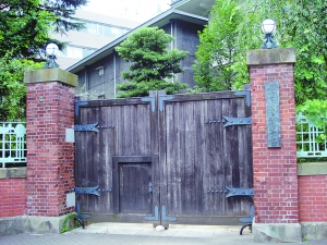 位于日本東京上野公園的東京美術學校舊址,，今屬東京藝術大學