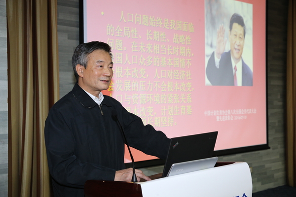 一、11月26日,，全國政協(xié)副主席,、民進(jìn)中央常務(wù)副主席羅富和在人口與發(fā)展高級(jí)資訊會(huì)上闡述中國轉(zhuǎn)型期人口發(fā)展戰(zhàn)略。 王克明  攝