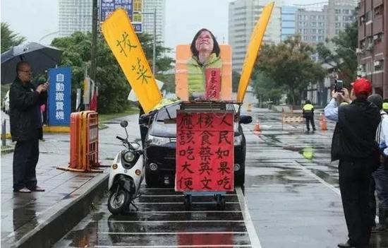 蔡英文上臺(tái)半年以來(lái)政策爭(zhēng)議烽火遍地,，全然不思如何為臺(tái)灣經(jīng)濟(jì)尋找出路,，而熱衷于清算國(guó)民黨黨產(chǎn)，制造朝野對(duì)立，民意支持度呈現(xiàn)雪崩式下滑。更有臺(tái)灣民眾在網(wǎng)絡(luò)上發(fā)起聯(lián)署，要求“罷免蔡英文”。