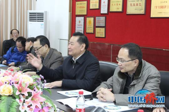 中國(guó)僑網(wǎng)湯桂荔（右二）耐心聽取桂林電線電纜集團(tuán)負(fù)責(zé)人情況介紹,?！￡憹h寶　攝