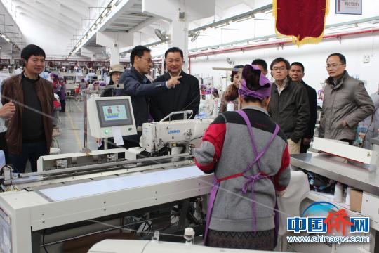 湯桂荔(前排左三)深入桂林溢達(dá)紡織有限公司生產(chǎn)車間視察,?！￡憹h寶 攝