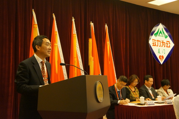 大會(huì)主席團(tuán)主席,、致公黨廈門市委主委俆平東作工作報(bào)告。（記者 照寧攝）5
