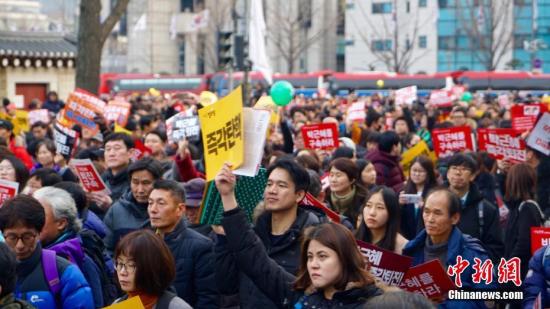 12月3日,，韓國爆發(fā)“親信干政”事件后第六輪大規(guī)模集會(huì)。