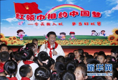 2014年5月30日上午，習(xí)近平來到北京市海淀區(qū)民族小學(xué),，參加慶?！傲弧眹H兒童節(jié)活動。這是習(xí)近平在參加少先隊(duì)入隊(duì)儀式時,，向少先隊(duì)員們致以節(jié)日問候,。新華社記者 鞠鵬 攝