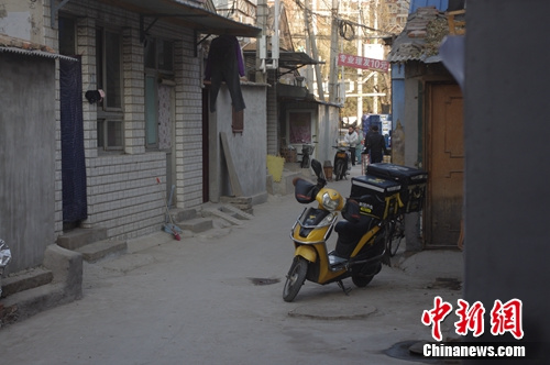 在北京豐臺區(qū)一棚戶區(qū)里,，居住著很多外來務工青年,。湯琪 攝