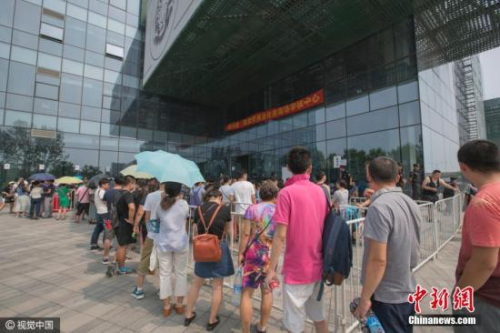 資料圖：2016年08月21日,，北京,，通州自住房陽光城現(xiàn)場確認(rèn)火熱,，萬人頂烈日“血拼”,。圖片來源：CFP視覺中國