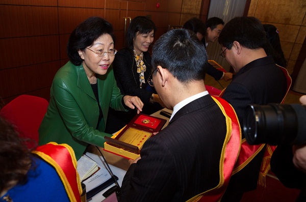 三,、中國(guó)法律援助基金會(huì)理事長(zhǎng)張彥珍（左一）等給項(xiàng)目示范單位、項(xiàng)目管理先進(jìn)個(gè)人,、優(yōu)秀案件承辦人頒發(fā)證書,。韓京明 攝