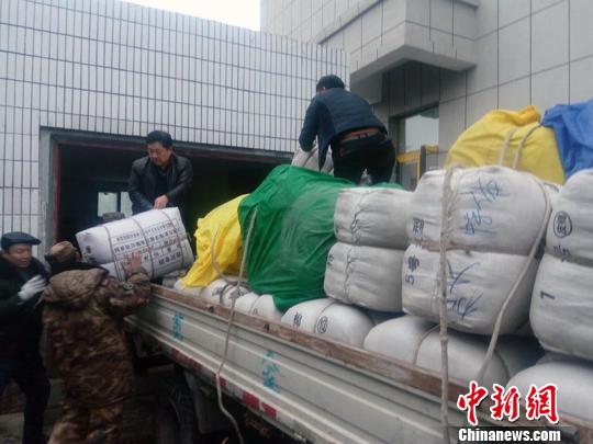 救援物資已抵達(dá)災(zāi)區(qū),。　徐承秀 攝