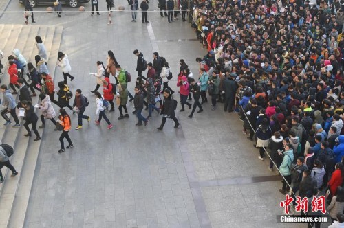 資料圖：11月27日,，山西太原一公務(wù)員考點(diǎn)，考生排隊(duì)準(zhǔn)備進(jìn)入國考考場,。武俊杰 攝