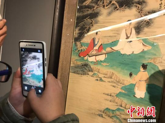 “向大師致敬——中國藝術(shù)大師精品展”10日在山西省太原美術(shù)館開展，僅三天的展覽時(shí)間吸引了眾多民眾圍觀,。展覽匯集了齊白石,、黃賓虹,、徐悲鴻,、張大千、傅抱石,、劉海粟等中國二十世紀(jì)杰出藝術(shù)大師的真跡，這在中國美術(shù)展覽史上并不多見?！『　z