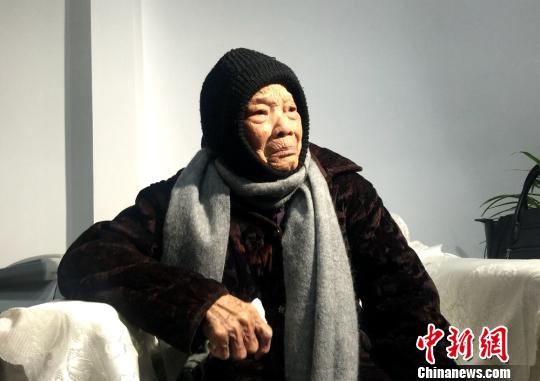 陳蓮村在接受采訪時(shí)，幾度哽咽,，不停地擦拭眼角,。　盛捷 攝