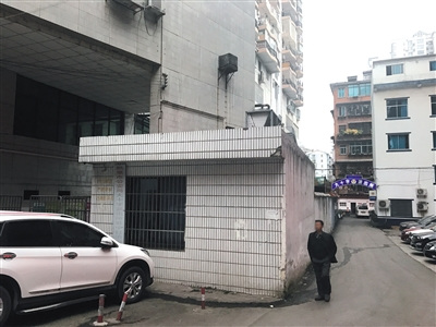 　12月13日,，被殺的安某所在派出所，與樂(lè)貴建單位一墻之隔。