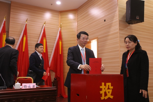 大會(huì)通過無記名投票等額選舉方式，產(chǎn)生新一屆民建廈門市委員會(huì)委員39人,。（記者 照寧攝）5