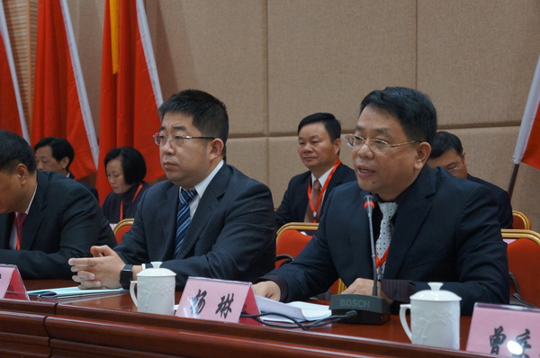 農(nóng)工黨福建省委專職副主委楊琳（右）講話,。（記者 照寧攝）2