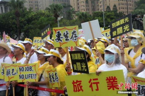 9月12日,，由臺灣觀光旅游界自發(fā)組成的“百萬觀光產(chǎn)業(yè)自救會”，發(fā)動逾萬人在臺北冒雨游行,，訴求“要生存,、有工作，能溫飽”。這是以客為尊,、與人為善的臺灣觀光業(yè)界史上首次大規(guī)模走上街頭,。<a target='_blank' href='http://www.chinanews.com/'>中新社</a>記者 黃少華 攝