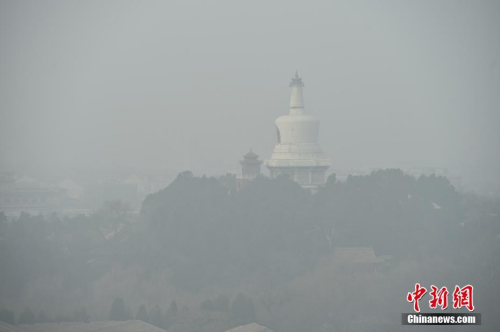 12月20日，北京大霧,、霾預(yù)警雙發(fā),，局地能見度不足50米,，整個(gè)京城仿佛置身于“仙境”,，分不清霧和霾,。<a target='_blank' href='http://www.chinanews.com/' >中新網(wǎng)</a>記者 金碩 攝