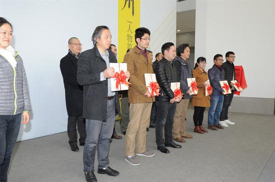 　　馬國強、諶宏微先,、黃駿教授,、劉泉義教授、曹寶泉教授向蘇州市教育局系統(tǒng)各美術(shù)教研室贈送雙年展畫冊
